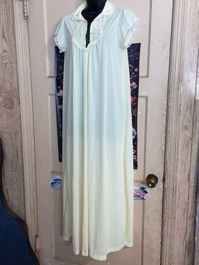 VTG WINDY ROSE YELLOW NIGHTGOWN Embroidered Flowers Button High Neck
